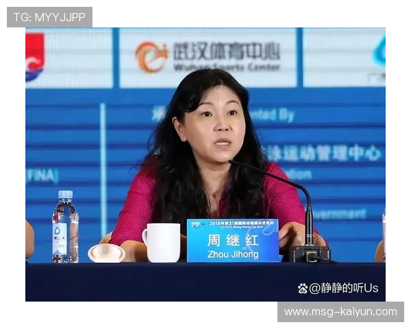 中国跳水队新加坡世锦赛锻炼新人周继红现场颁奖展温情瞬间